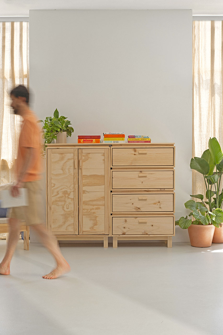 Imagen de ambiente 1 para:Armario aparador con cajones y baldas de madera natural